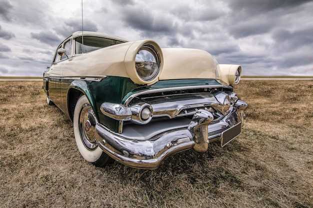 Vintage American luxury cars – Cadillac vs Lincoln